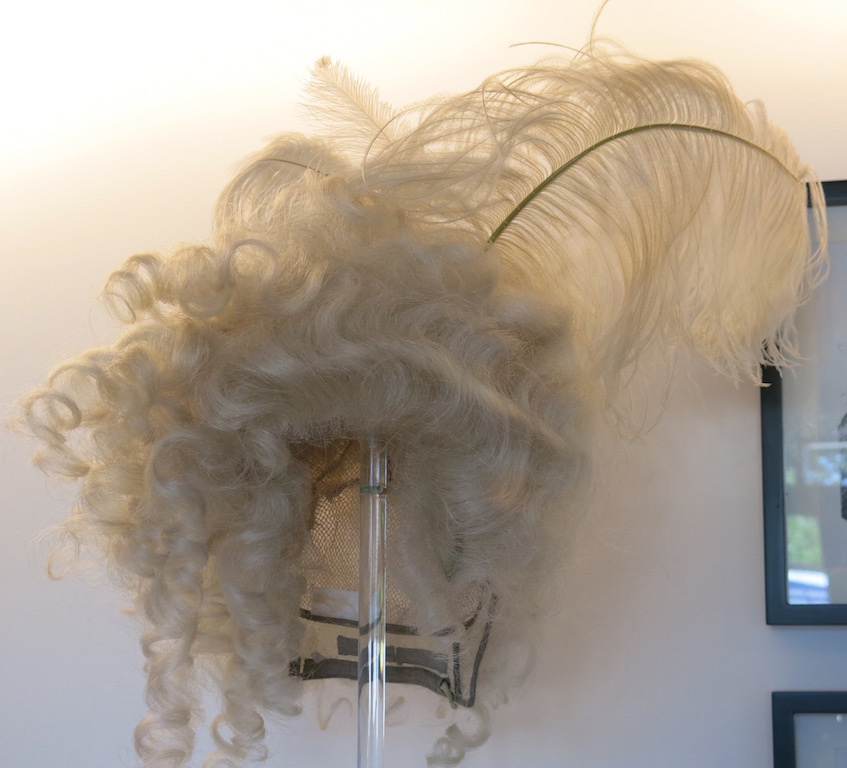 Platee feathered wig