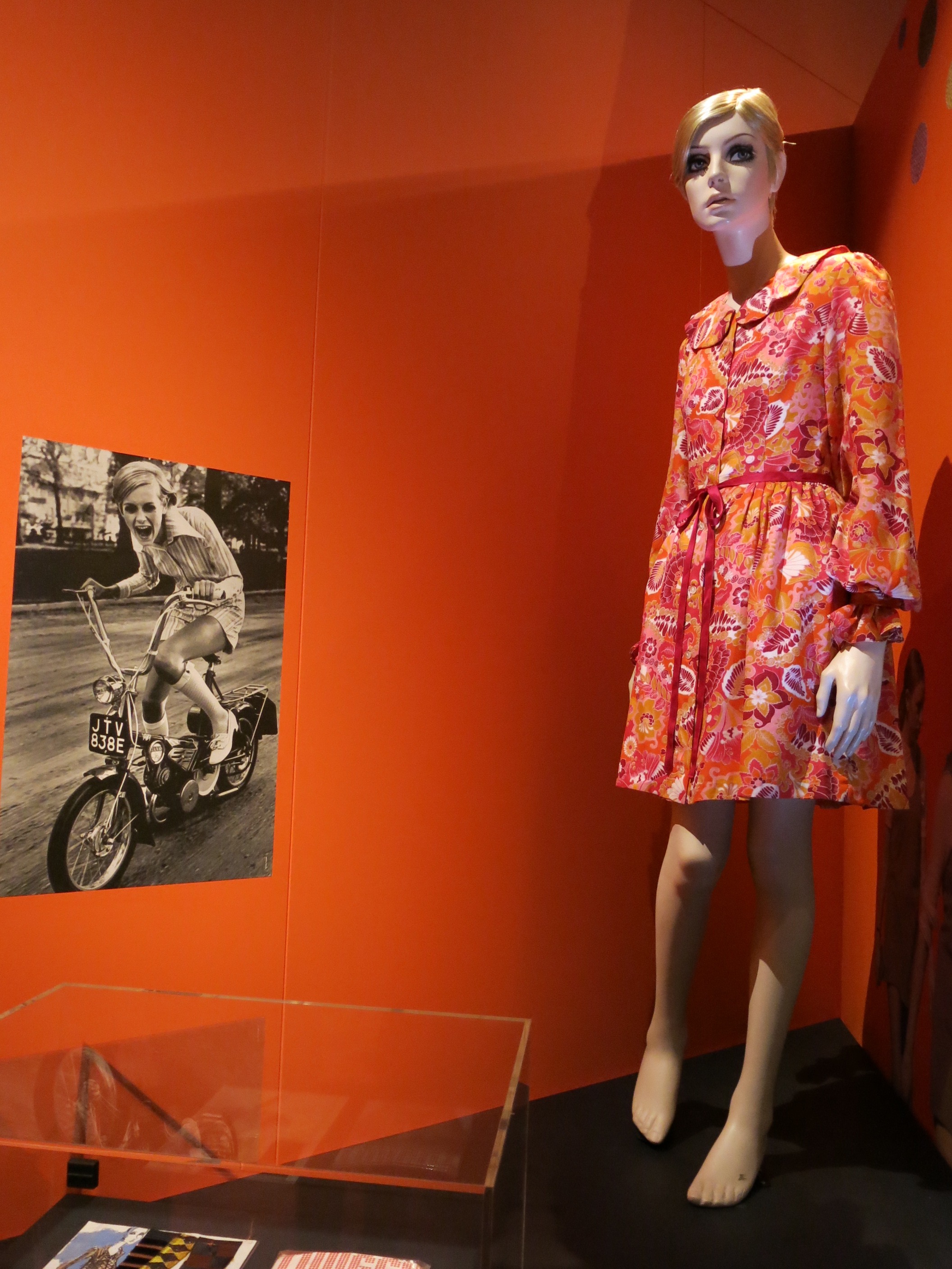 twiggy-mannequin-and-mini-dress-with-twiggy-poster